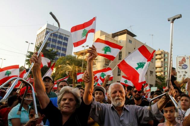 Munis de drapeaux, des Libanais manifestent contre la classe politique à Saïda, dans le sud du Liban le 21 octobre 2019 [Mahmoud ZAYYAT / AFP]