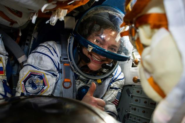 Photo diffusée par l'Agence spatiale russe Roscosmos de l'astronaute de la Nasa Jessicar Meir dans la capsule Soyouz lors du retour sur Terre de l'équipage de l'ISS, le 17 avril 2020 à Jezkazgan, au Kazakhstan [Andrey Shelepin/GCTC / Russian Space Agency Roscosmos/AFP]