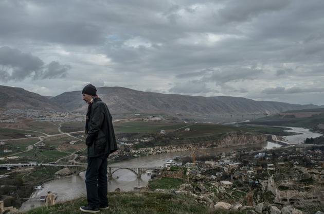 Ridvan Ayhan, 58 ans, observe le Tigre qui va bientôt engloutir la ville de Hasankeyf, en raison d'un barrage nouveau, le 13 décembre 2018 en Turquie [BULENT KILIC / AFP]