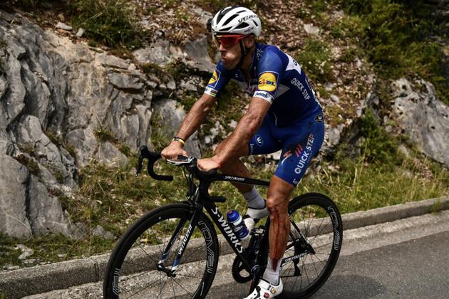 Le Belge Philippe Gilbert remonte la selle après sa chute dans le Col du Portillon lors de la 16e étape du Tour de France, le 24 juillet 2018 [Marco BERTORELLO / AFP]