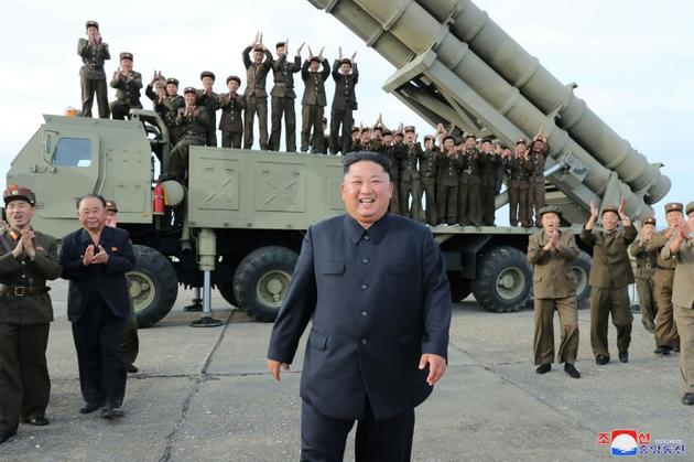 Photo diffusée le 25 août 2019 par l'agence nord-coréenne Kcna du dirigeant nord-coréen Kim Jong Un (c) lors d'un test de lance-missiles multiples, le 24 août 2019 en Corée du Nord [KCNA VIA KNS / KCNA VIA KNS/AFP]
