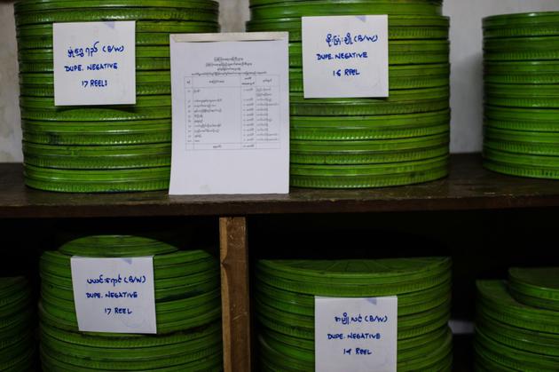 Des boîtes de vieux films, le 15 mai 2018 à Rangoun, en Birmanie [Phyo Hein KYAW / AFP]