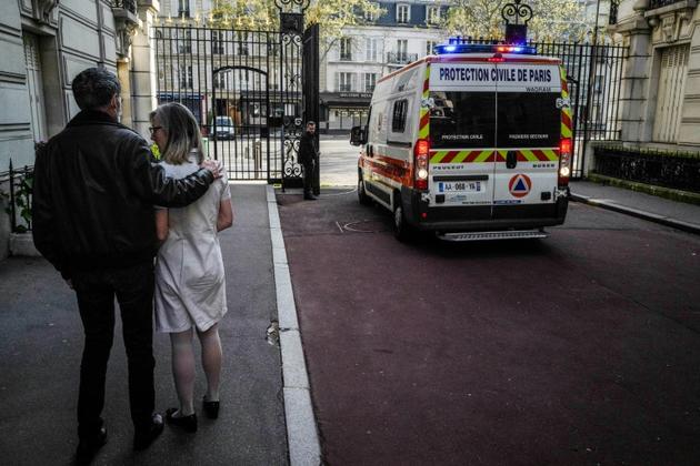 La famille du vieil homme soupçonné d'être infecté par le coronavirus pris en charge par des secouristes de l'Ordre de Malte, à Paris le 8 avril 2020 [Lucas BARIOULET / AFP]