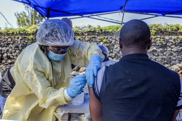 Un homme se fait vacciner dans un centre de santé à Goma, dans l'est de la RD Congo, le 15 juillet 2019 [Pamela TULIZO / AFP]
