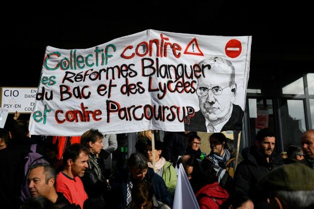 Des professeurs affichent leur opposition à diverses mesures du ministre français de l'Education, le 12 novembre 2018 à Rennes, dans l'ouest de la France [DAMIEN MEYER / AFP/Archives]