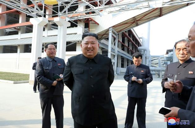 Photo diffusée le 2 mai 2020 par l'agence nord-coréenne Kcna du dirigeant nord-coréen Kim Jong Un (c) lors de l'inauguration d'une usine d'engrais à Sunchon, le 1er mai 2020 [STR / KCNA VIA KNS/AFP]