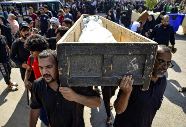Des Irakiens portent le cercueil d'un manifestant mort la veille à Bagdad, lors de ses funérailles à Najaf, le 26 octobre 2019 [- / AFP]
