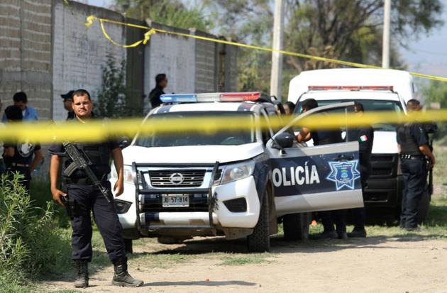 Des policiers sur les lieux où une fosse commune a été découverte, le 6 juin 2018 à Guadalajara, au Mexique [ULISES RUIZ / AFP/Archives]