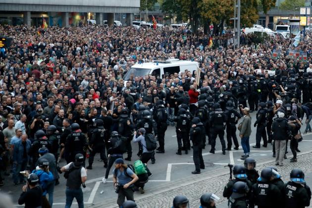 Manifestations d'extrême droite sous la surveillance de la police le 27 août 2018 à Chemnitz, après la mort d'un Allemand tué après "une dispute entre des gens de différentes nationalités" selon la police [Odd ANDERSEN / AFP/Archives]