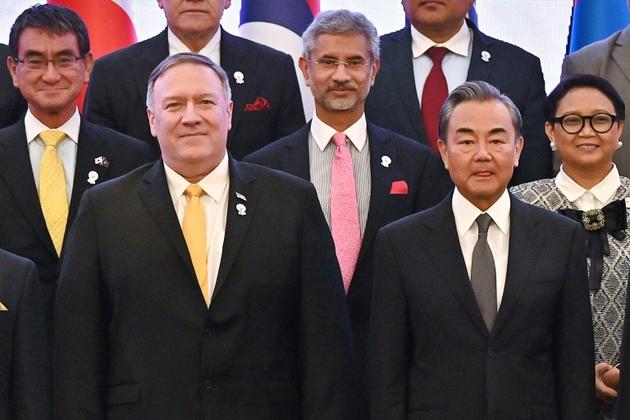 Le secrétaire d'Etat américain Mike Pompeo (g) et le ministre chinois des Affaires étrangères Wang Yi (d), lors d'une photo de famille au sommet de l'Asean, le 2 août 2019 à Bangkok [Romeo GACAD / AFP]