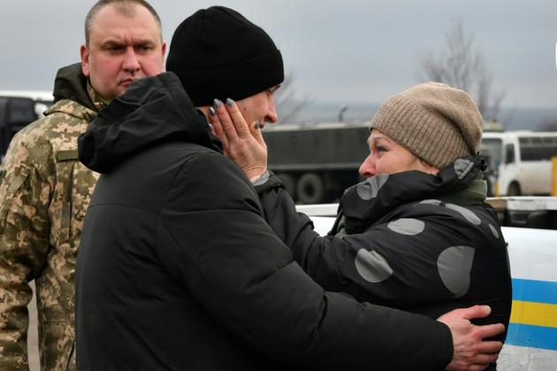 Un prisonnier ukrainien libéré accueilli par sa mère au checkpoint de Mayorsk le 29 décelbre 2019 [GENYA SAVILOV / AFP]