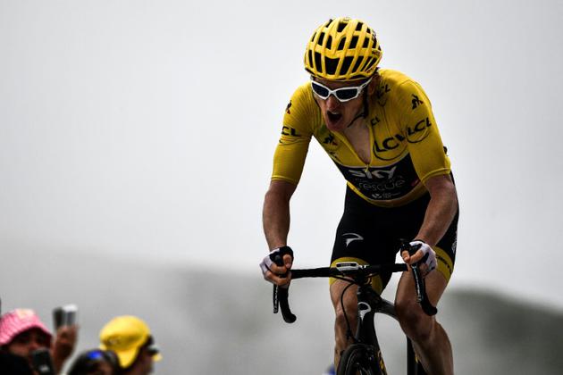 Le maillot jaune gallois Geraint Thomas franchit la ligne d'arrivée de la 17e étape du Tour de France au sommet du col du Portet, le 25 juillet 2018   [Jeff PACHOUD / AFP]