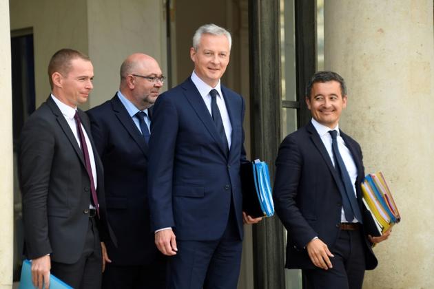Le ministre de l'Economie Bruno Le Maire entouré d'autres membres du gouvernement français, à la sortie du conseil des ministres le 22 août 2018 à l'Elysée, à Paris [Bertrand GUAY / AFP]