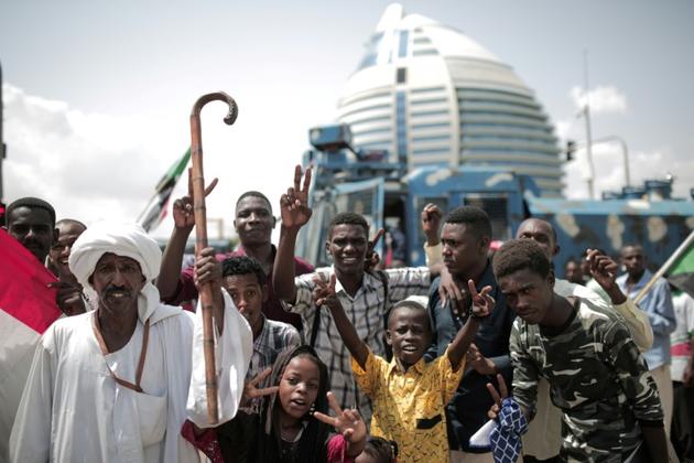 Des Soudanais célèbrent la signature d'un accord entre militaires et meneurs de la contestation à Khartoum, le 17 août 2019 [Jean Marc MOJON / AFP/Archives]