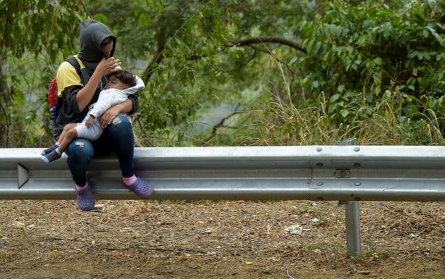 Des migrants vénézuéliens se reposent sur le bord d'une route entre Cucuta et Pamplona, en Colombie, le 10 février 2019 [Raul ARBOLEDA / AFP]