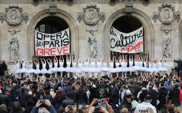 Les danseuses de l'Opéra de Paris dansent sur le parvis du palais Garnier le 24 décembre 2019 pour manifester leur désaccord avec la réforme des retraites [ludovic MARIN / AFP]