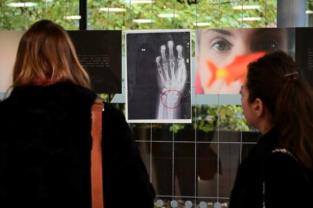 Des visiteuses de l'exposition sur les violences faites aux femmes à l'hôpital San Carlo de Milan, le 22 novembre 2019  [MIGUEL MEDINA / AFP]