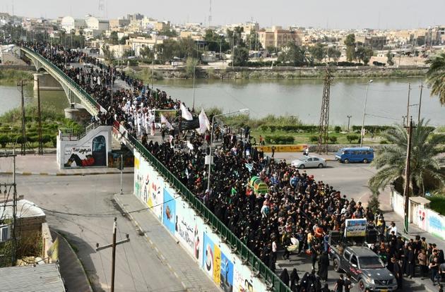 Des milliers de pèlerins irakiens rassemblés pour la commémoration du martyr de l'imam Kazem, à Nassiriya, le 21 mars 2020 [Asaad NIAZI / AFP]