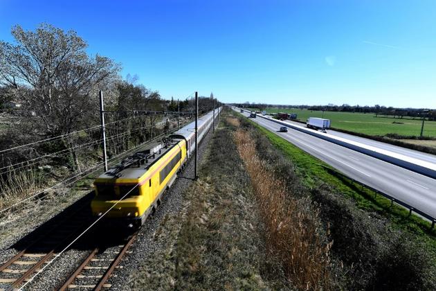 Voies de chemin de fer et autouroute A54, le 1er mars 2019 à Saint-Martin-de-Crau, en Camargue [Boris HORVAT / AFP]