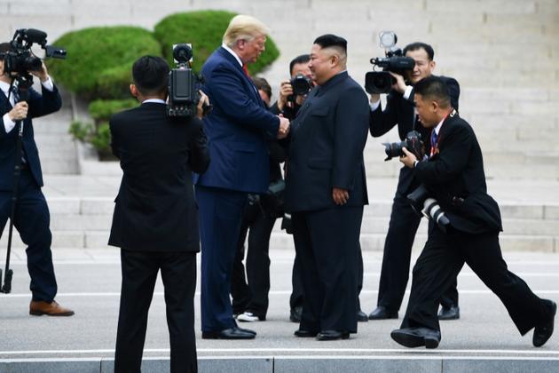 Le dirigeant nord-coréen Kim Jong Un et le président américain Donald Trump dans la zone démilitarisée qui divise la péninsule coréenne, le 30 juin 2019 à Panmunjom [Brendan Smialowski / AFP/Archives]