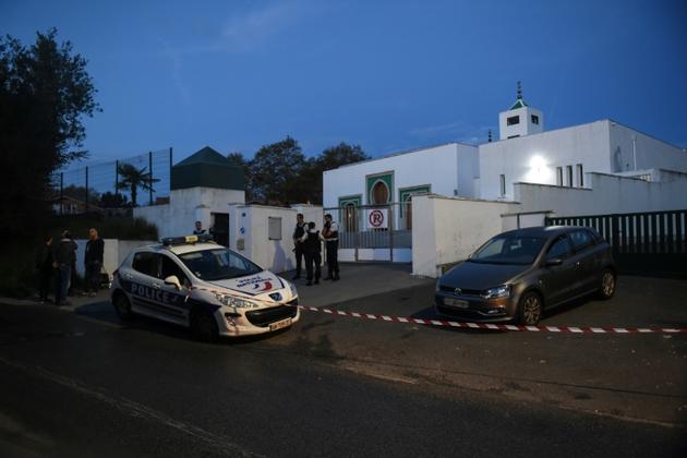 Des policiers devant la mosquée de Bayonne le 28 octobre 2019 [GAIZKA IROZ / AFP]