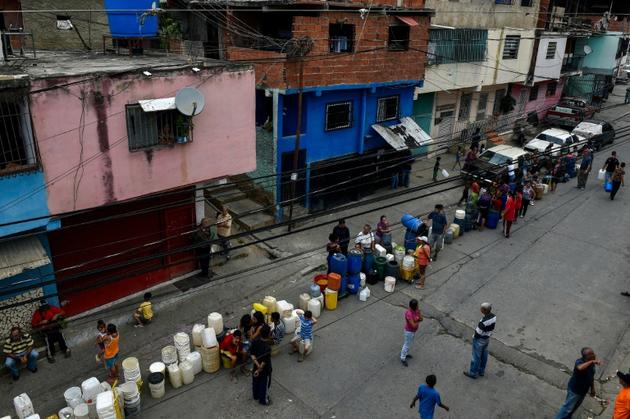 Des habitants font la queue pour récupérer de l'eau, le 1er avril 2019 à Caracas [FEDERICO PARRA / AFP/Archives]