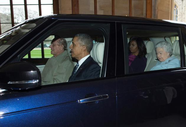 Le Prince Philip, époux de la reine Elizabeth II, conduit le président américain Barack Obama (2G), son épouse Michelle Obama (2D) et la reine Elizabeth II (D) autour du château de Windsor le 22 avril 2016 [GEOFF PUGH / POOL/AFP/Archives]