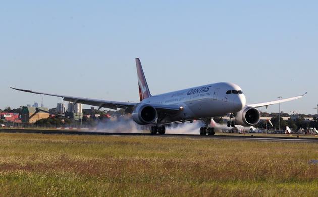 Un Boeing 787 Dreamliner de Qantas, qui a décollé vendredi de New York, atterrit à Sydney après un vol de plus de 19 heures, le 20 octobre 2019 en Australie [DAVID GRAY / QANTAS/AFP]