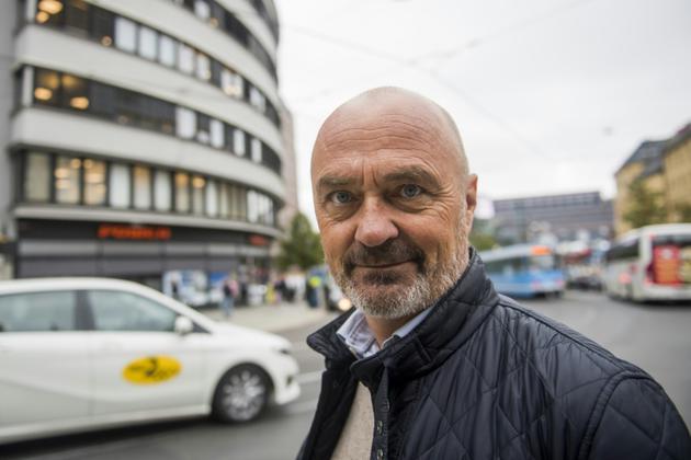 Jarle Aabo, spécialiste des relations publiques, anime une lettre d'information "Oui à la voiture à Oslo". Il pose le 6 septembre 2018 dans la capitale norvégienne [FREDRIK VARFJELL / AFP]