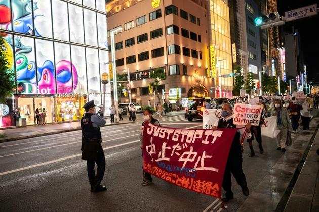 Des manifestants protestent contre la tenue des jeux Olympiques, le 17 mai 2021 à Tokyo  [Charly TRIBALLEAU / AFP]