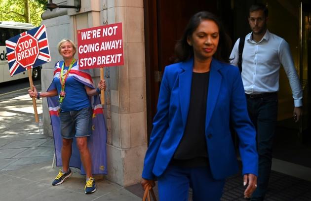 L'activiste anti-Brexit Gina Miller (au centre) passe devant une manifestante en sortant d'un studio de télévision à Londres, le 29 août 2019 [DANIEL LEAL-OLIVAS / AFP]