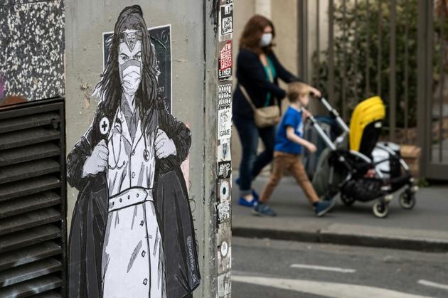 Ouvre de l'artiste Combo, dans une rue de Paris le 21 avril 2020 [JOEL SAGET / AFP]
