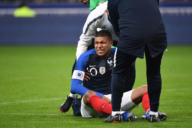 Le Français Kylian Mbappé blessé lors de la victoire 1-0 face à l'Uruguay en match amical au Stade de France le 20 novembre 2018 [Anne-Christine POUJOULAT / AFP]