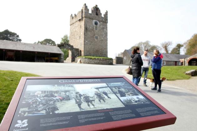 Un panneau accueille les touristes du château de Strangford en Irlande du Nord en les informant que des scènes de la série "Game of Thrones" y ont été tournées [PAUL FAITH / AFP]