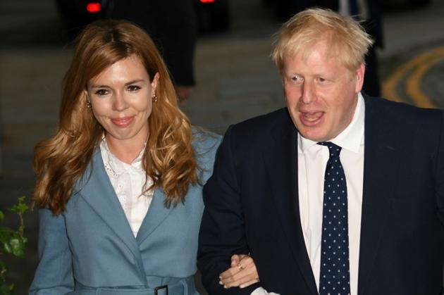 Le Premier ministre britannique Boris Johnson et sa compagne Carrie Symonds à Manchester à la veille du congrès du Parti conservateur, le 28 septembre 2019 [Oli SCARFF / AFP]