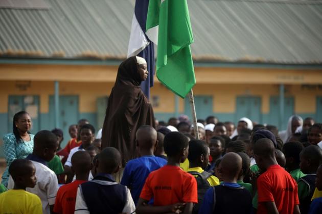 Annonce par bla directrice de l'établissement scolaire de Tudun Wada, à Abuja, au Nigeria, que l'école ferme pour éviter la propagation du coronavirus, le 20 mars 2020 [Kola Sulaimon / AFP/Archives]