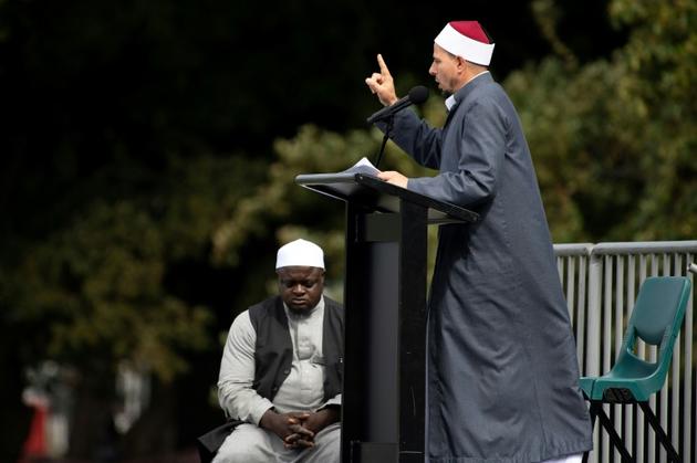 L'imam Gamal Fouda prend la parole pendant la cérémonie commémorative devant la mosquée al-Nour de Christchurch, le 22 mars 2019 [Marty MELVILLE / AFP]