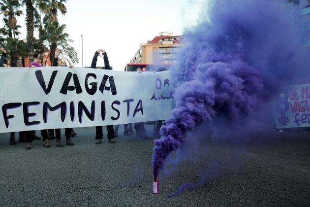 Une grande rue de Barcelone bloquée par une manifestation féministe le 8 mars 2019 à l'occasion de la Journée de la femme [PAU BARRENA / AFP]