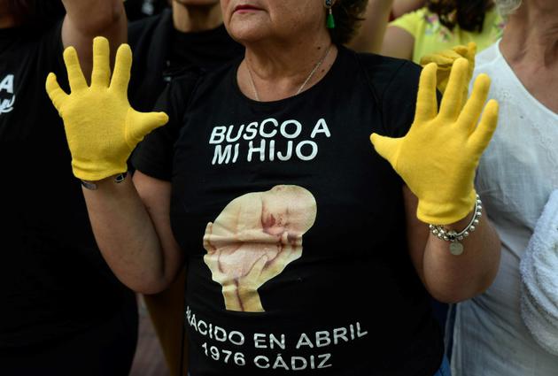 "Je cherche mon enfant, né en avril 1978 à Cadiz", indique le t-shirt d'une espagnole, manifestant pour les "droits" des bébés volés sous la dictature de Franco, à Madrid le 26 juin 2018 [OSCAR DEL POZO / AFP/Archives]