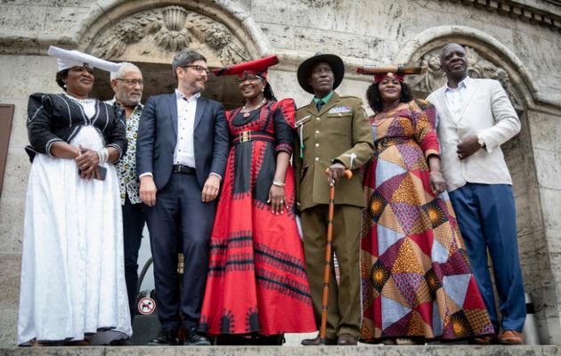 Le sénateur de Berlin Dirk Behrendt (3e à gauche) pose avec Esther Utjiua Muinjangue (à gauche), présidente de la  Fondation Ova Herero Genocide avec d'autres membres de la délégation de Namibie à Berlin le 27 août 2018<br />
 [Kay Nietfeld / dpa/AFP]