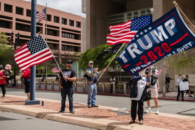 Manifestant réclamant la fin du confinement à San Diego (Etats-Unis), le 18 avril 2020 [ARIANA DREHSLER / AFP]