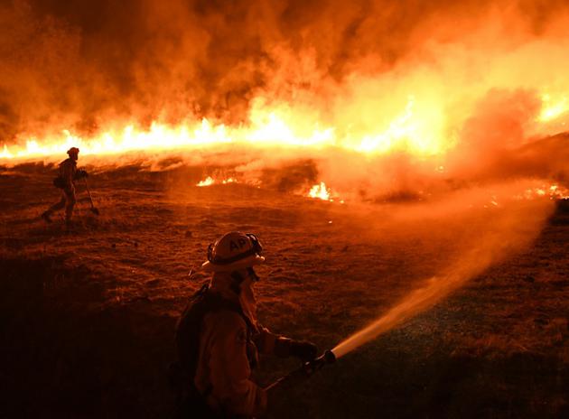 Des soldats du feu combattent un incendie en Californie le 2 août 2018 [Mark RALSTON / AFP]