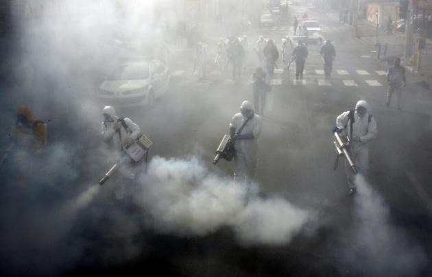 Des pompiers désinfectent les rues de Téhéran, le 13 mars 2020 [- / AFP]