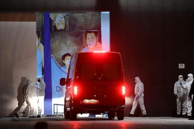 Des membres de l'armée devant de Palacio de Hielo à Madrid, où une patinoire a été transformée en morgue, le 23 mars 2020 [PIERRE-PHILIPPE MARCOU / AFP]