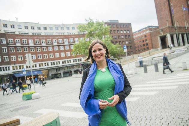 La conseillère municipale écologiste Hanna Marcussen pose le 6 septembre 2018 à Oslo dans un quartier rendu aux piétons de la capitale norvégienne [FREDRIK VARFJELL / AFP]