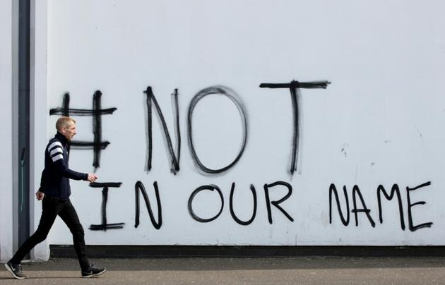 "Pas en notre nom": un graffiti dans le quartier de Creggan à Londonderry, en Irlande du Nord, le 20 avril 2019 [Paul Faith / AFP]