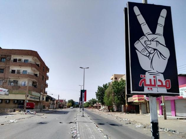 Une photo montre une pancarte dans une rue de Khartoum déserte, avec le slogan "civil", en référence à la revendication de la contestation d'un transfert du pouvoir aux civils, le 6 juin 2019 [- / AFP/Archives]