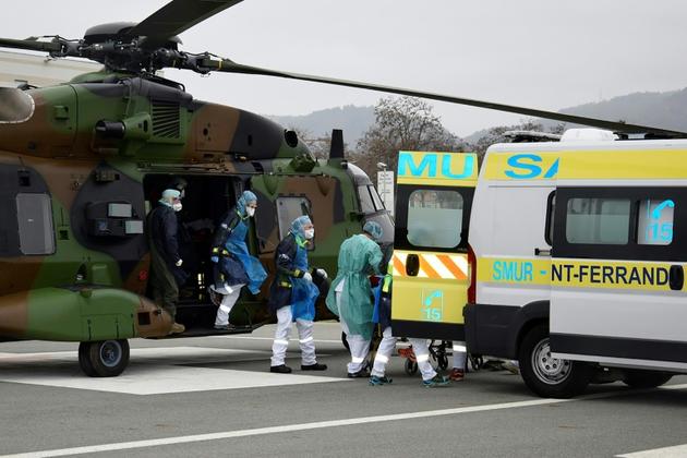 Des patients souffrant du Covid-19 sont transférés dans une ambulance le 29 mars 2020 à Clermont-Ferrand [Handout / MINISTERE DES ARMEES/AFP]