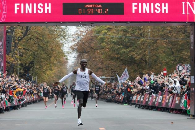 Pour la première fois, un athlète court le marathon en moins de deux heures. L'exploit est réalisé par le champion kényan Eliud Kipchoge, à Vienne le 12 octobre 2019 [ALEX HALADA / AFP/Archives]