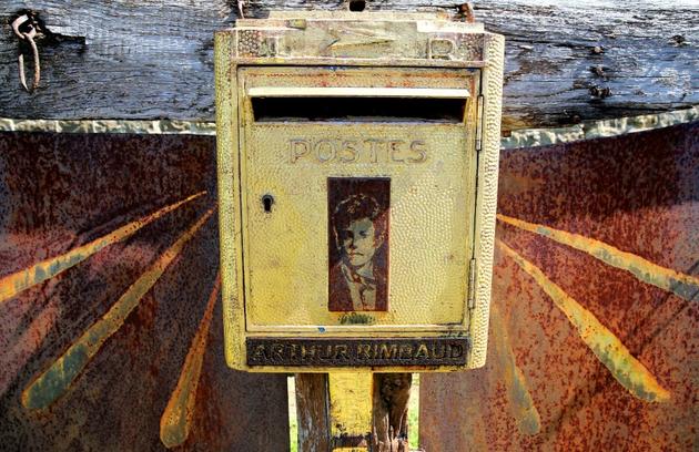 La boîte aux lettres dédiée au poète Arthur Rimbaud dans le cimetière de l'Ouest, le 21 juin 2019 à Charleville-Mézières, dans les Ardennes [FRANCOIS NASCIMBENI / AFP]